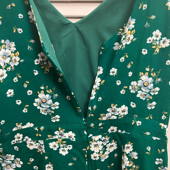 LOFT Women’s Kelly Green Floral V Neck Sleeveless Flowy Short Romper W/ Pockets - Picture 5 of 7